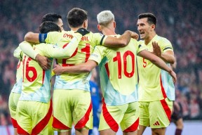 lol-包含赛地聚焦——欧联今夜热度飙升，巴塞罗那内部沟通，媒体盛赞，赛程密集仍需轮换的词条